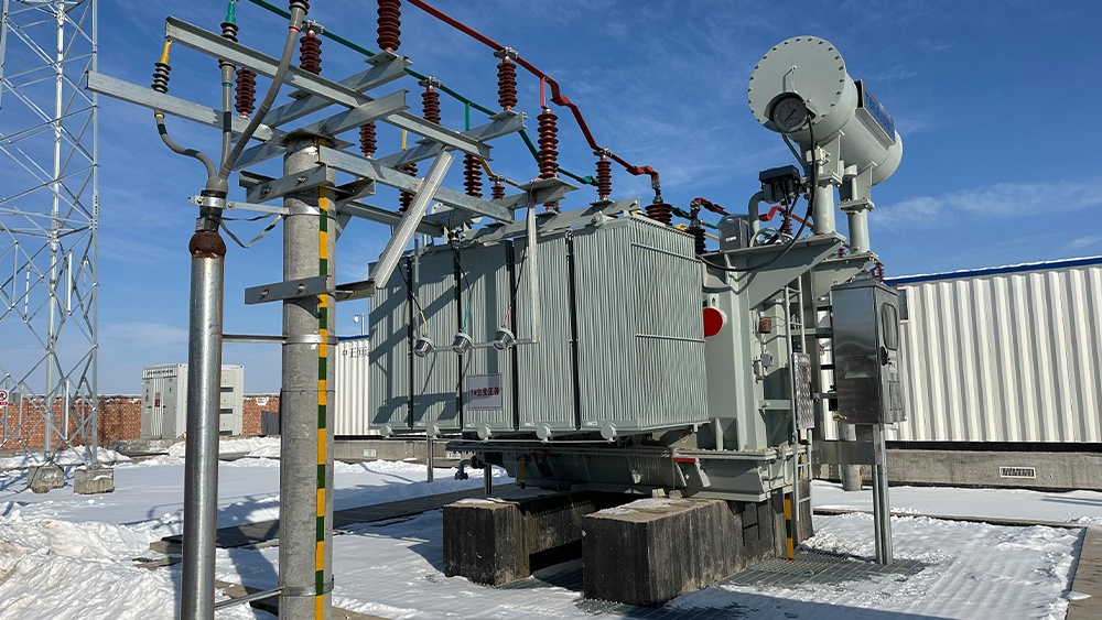 Реальная сцена внутри специальной трансформаторной подстанции
